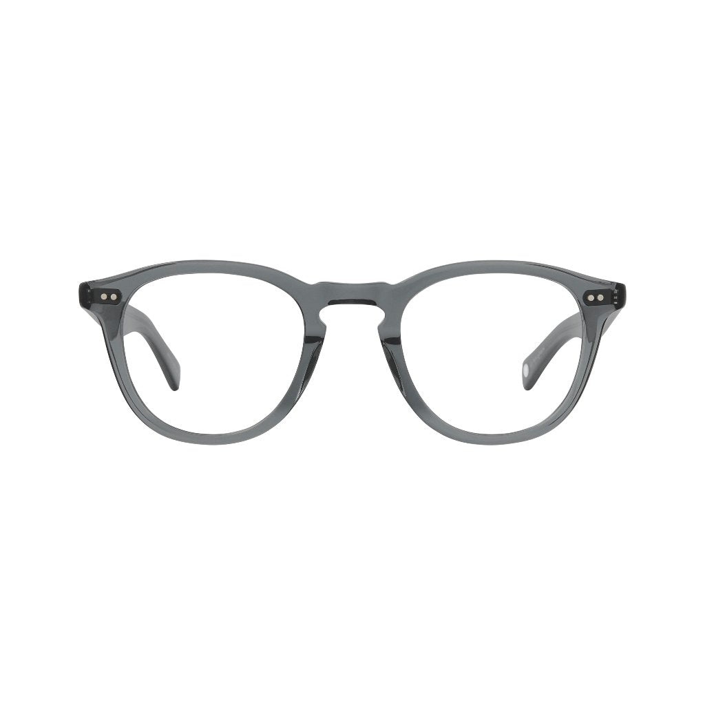 Garrett Leight Brille, Modell Hampton X in der Farbe Sea Grey, erhältlich bei Optik Bartholomä in München. Hochwertige Verarbeitung und dezente Akzente, die den eleganten Look des Sea Grey Rahmens betonen.