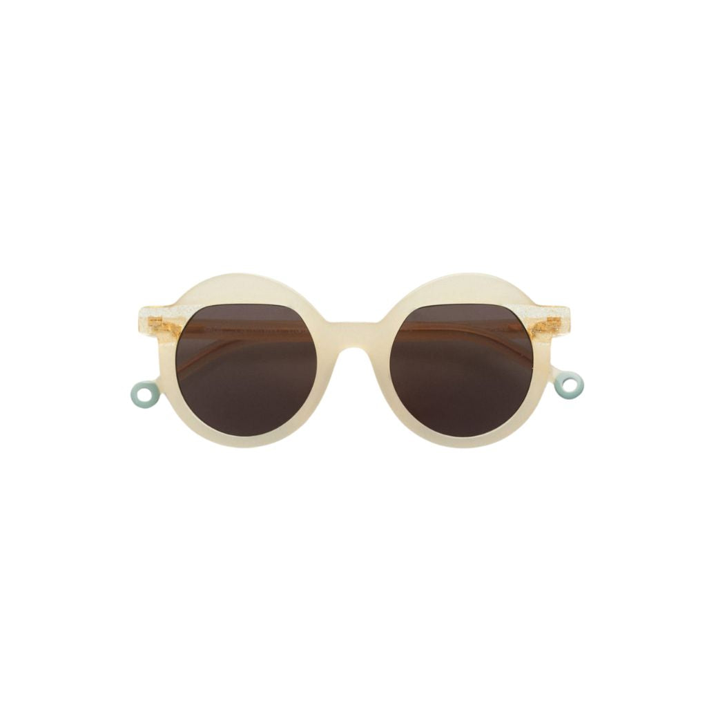 Vorderansicht der Kaleos Kids Kinder-Sonnenbrille  Crewe Col. 2 in Beige mit Glitter-Beschichtung – exklusiv bei Brillen Schneider in München.