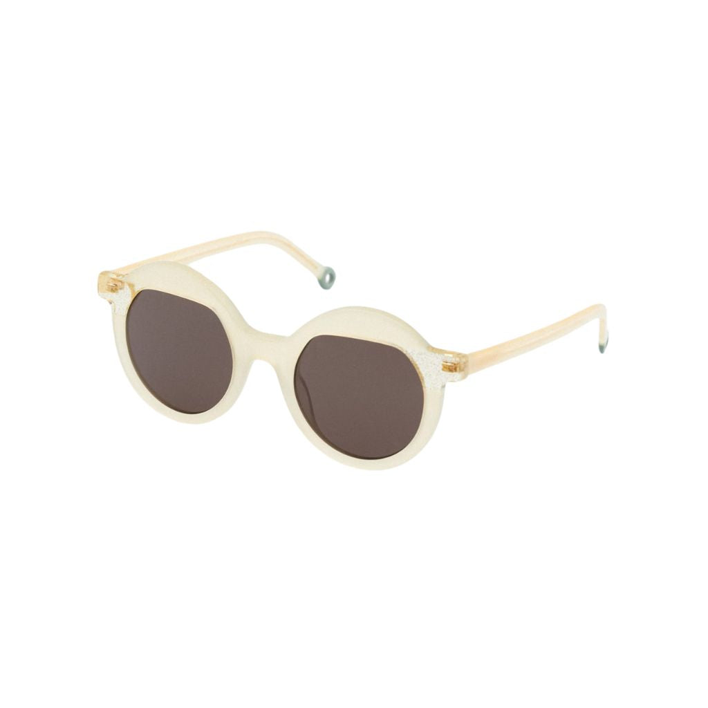 Seitenansicht der Kaleos Kids Kinder-Sonnenbrille Crewe Col. 2 in Beige mit kontrastierenden Helltürkis-Bügeln – erhältlich bei Brillen Schneider in München.