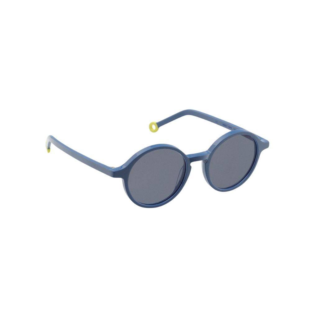 Seitliche Ansicht der blauen Kinder-Sonnenbrille mit gelben Bügelenden – Brillen Schneider in München.