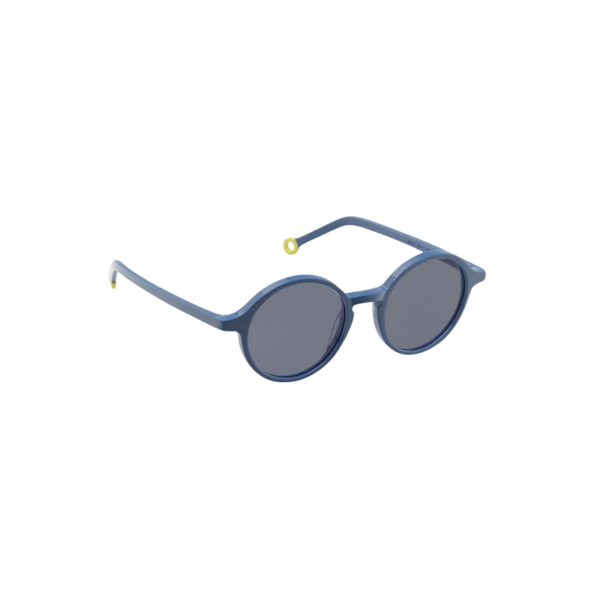 Seitliche Ansicht der blauen Kinder-Sonnenbrille mit gelben Bügelenden – Brillen Schneider in München.
