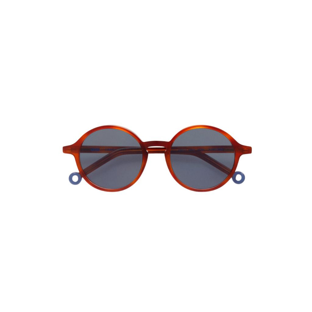 Vorderansicht der Kaleos Kids Gardner col. 3 Sonnenbrille in Havanna-Braun – bei Brillen Schneider in München erhältlich.