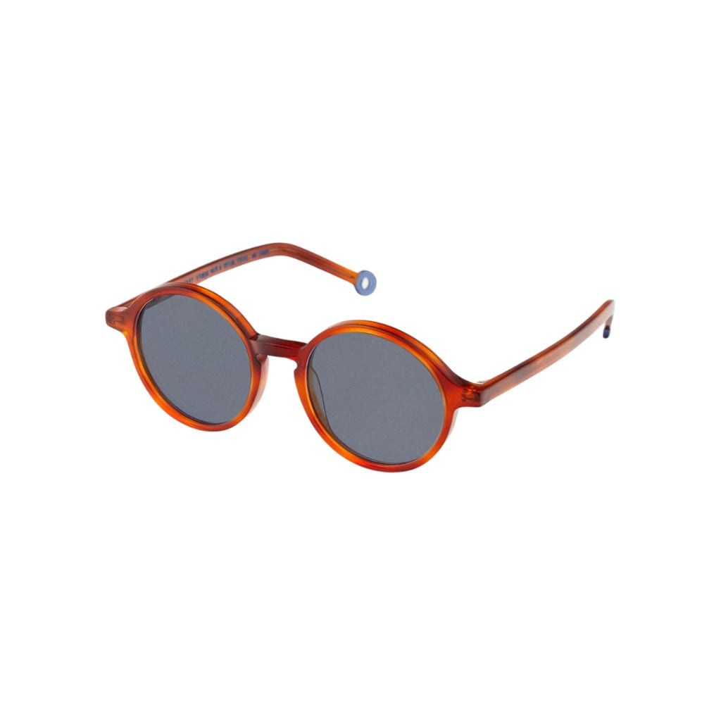 Seitenansicht der Havanna-braunen Kinderbrille mit blauen Bügelenden – exklusiv bei Brillen Schneider in München.