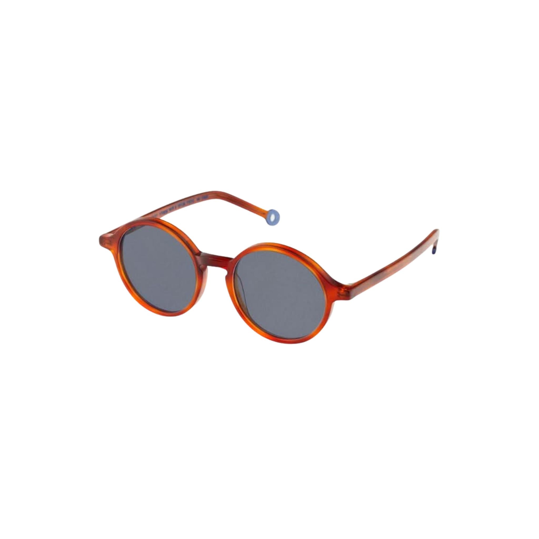 Seitenansicht der Havanna-braunen Kinderbrille mit blauen Bügelenden – exklusiv bei Brillen Schneider in München.