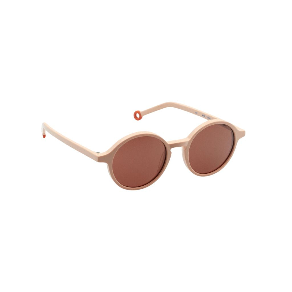 Seitenansicht der Kinder-Sonnenbrille in Rosa mit orangen Bügelenden – exklusiv bei Brillen Schneider in München.