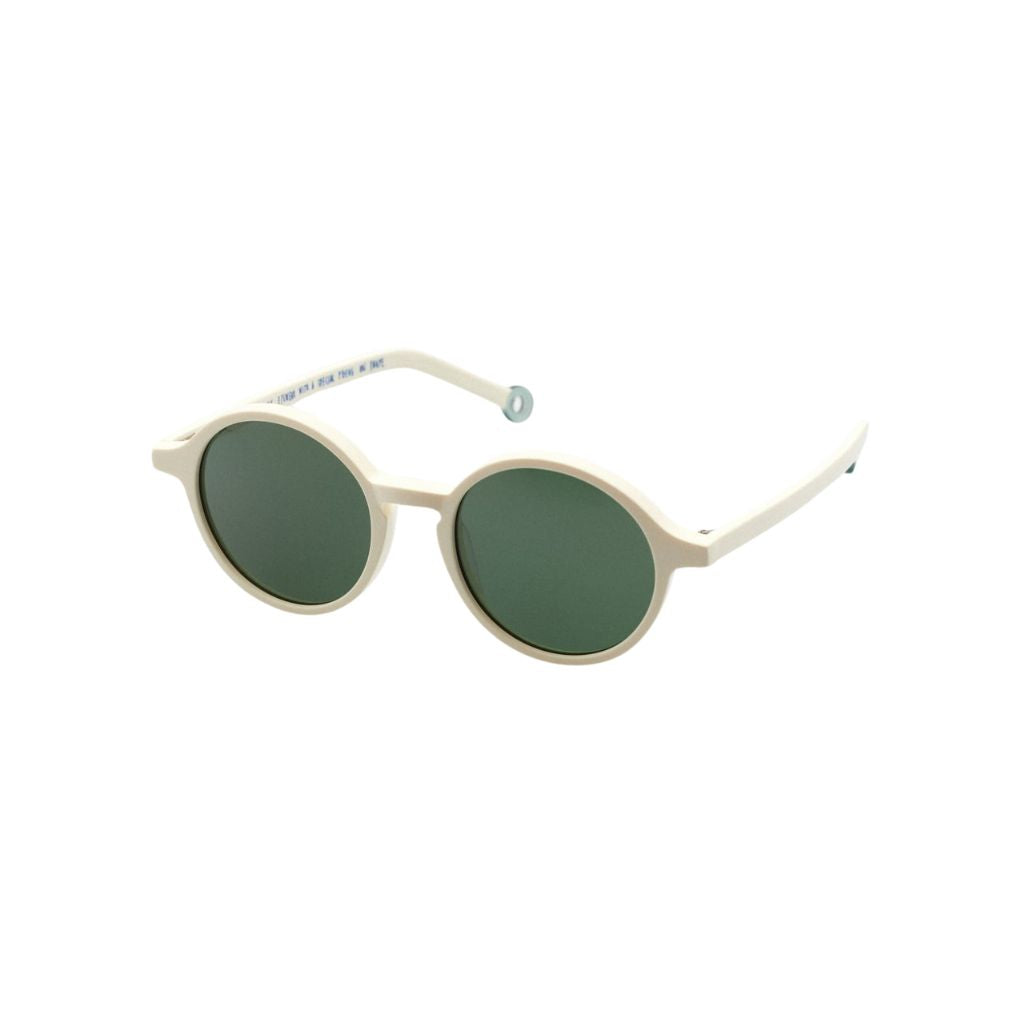 Seitenansicht der Kinder-Sonnenbrille mit grünen Bügelenden – exklusiv bei Brillen Schneider in München.