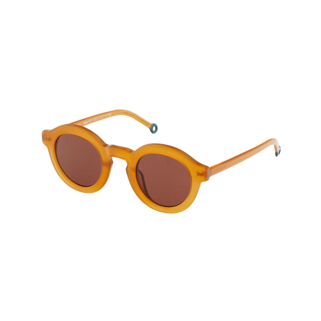 Seitenansicht der Kaleos Kids WAIALIKI col. 3 Kinder-Sonnenbrille in Braun mit grünen Bügeln – exklusiv bei Brillen Schneider in München.