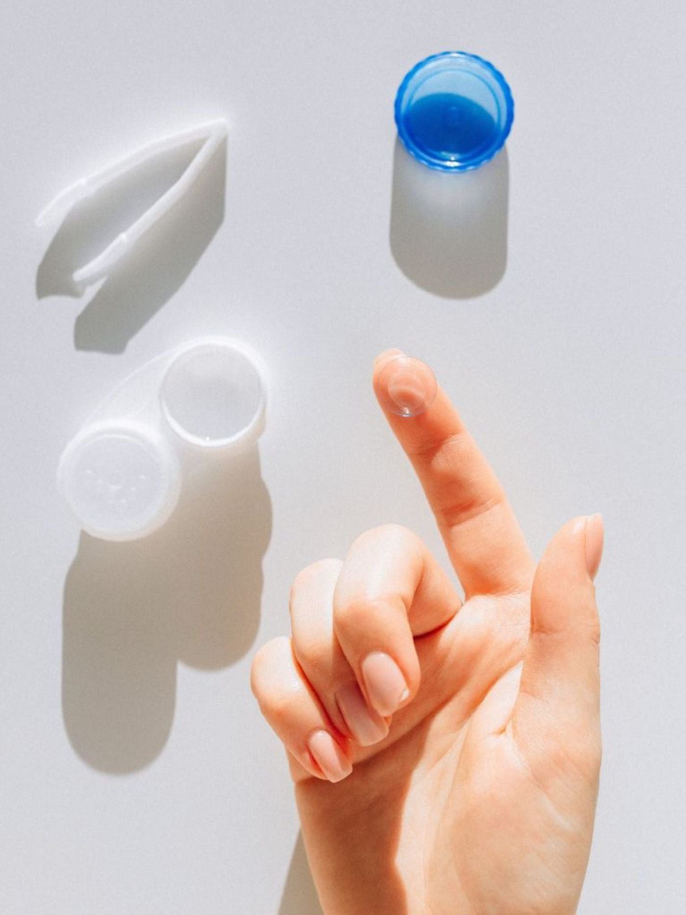 Weiche Kontaktlinse einsetzen – professionelle Kontaktlinsenanpassung München bei Brillen Schneider