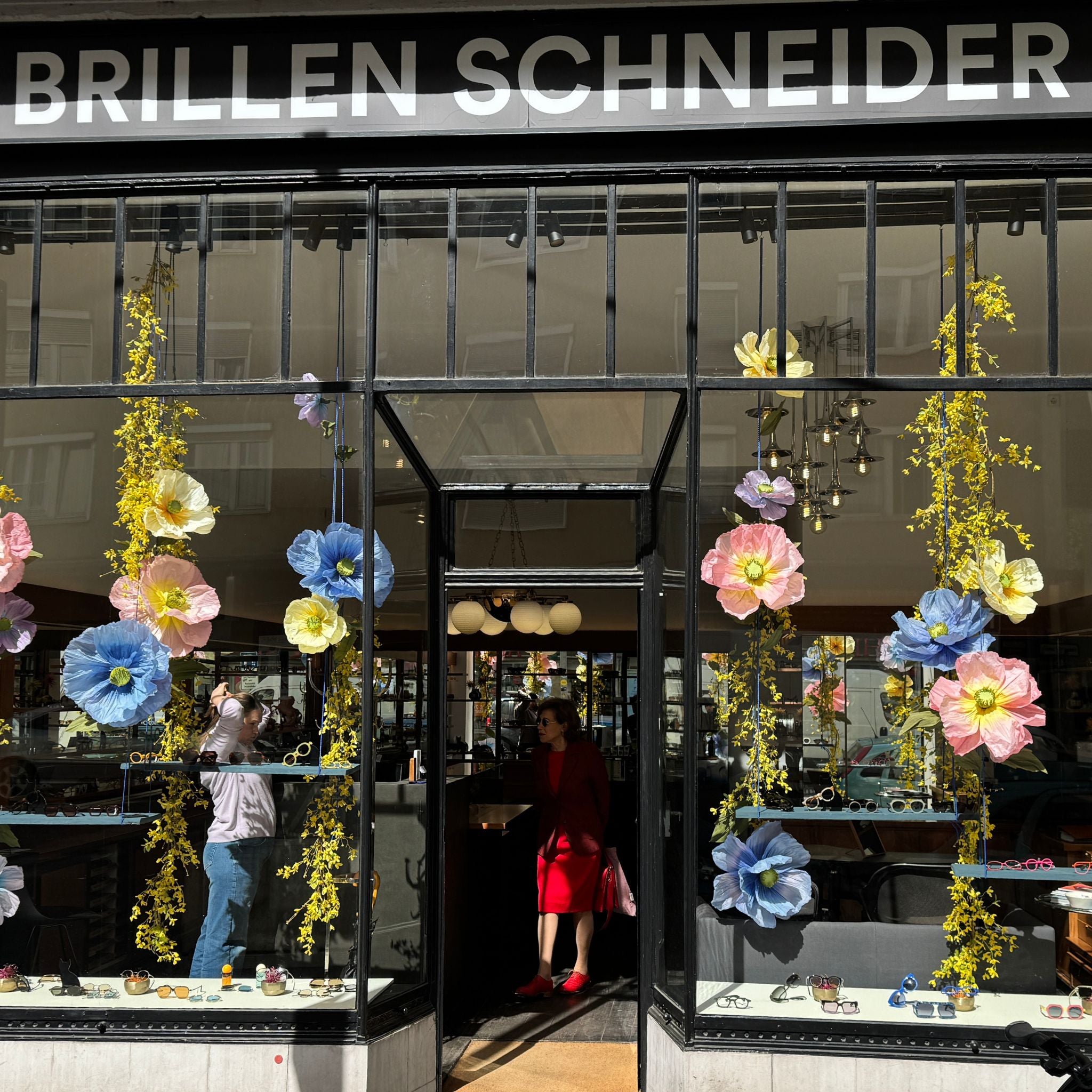 Außenansicht von Brillen Schneider in der Türkenstraße 23 in München – familiengeführter Optiker mit persönlicher Brillenberatung, ausgewählten Designerbrillen, Kontaktlinsen-Studio, Optometrie und eigener Meisterwerkstatt.