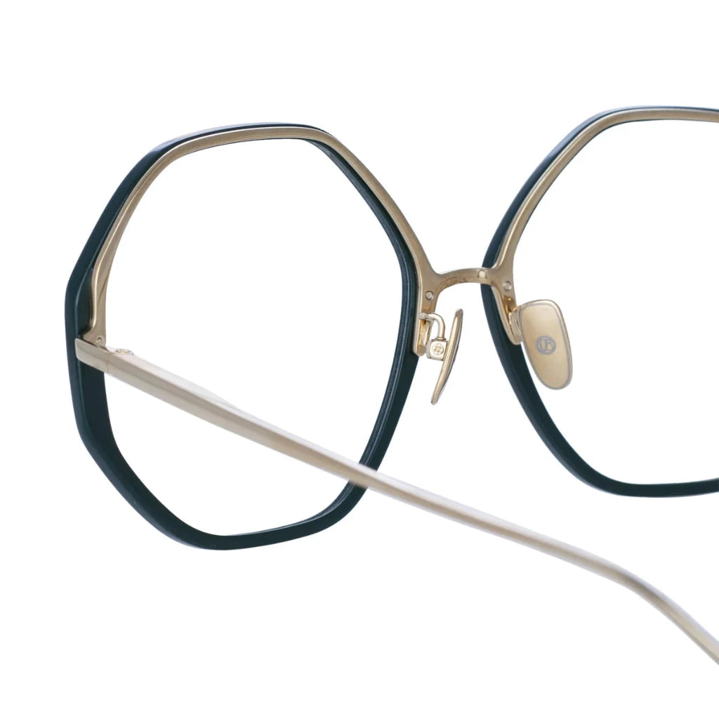 Die Linda Farrow Alona Forest Brille, ein Highlight der Designerbrillen-Kollektion, ist bei Brillen Schneider, Augenoptiker in München, erhältlich und besticht durch ihr glamouröses Retro-Design.