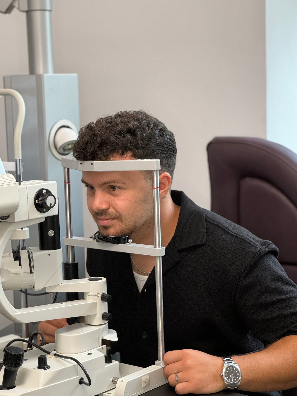 Professionelle Linsenkontrolle bei Brillen Schneider in München Maxvorstadt.