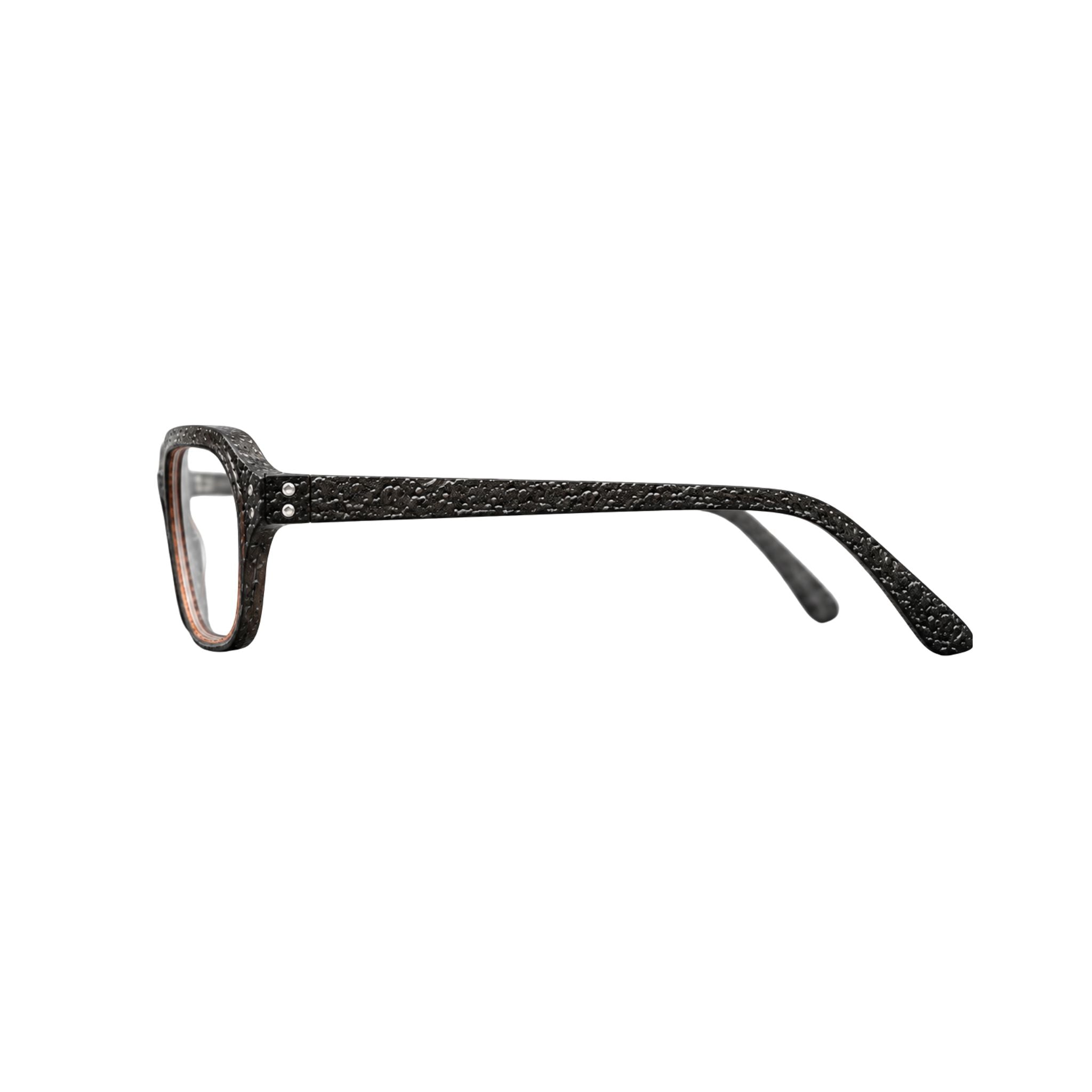 LUCAS DE STAËL Zeppelin 19 Brille Seitenansicht strukturierte Designerfassung aus schwarzen Leder handgefertigt in Paris BRILLEN SCHNEIDER München
