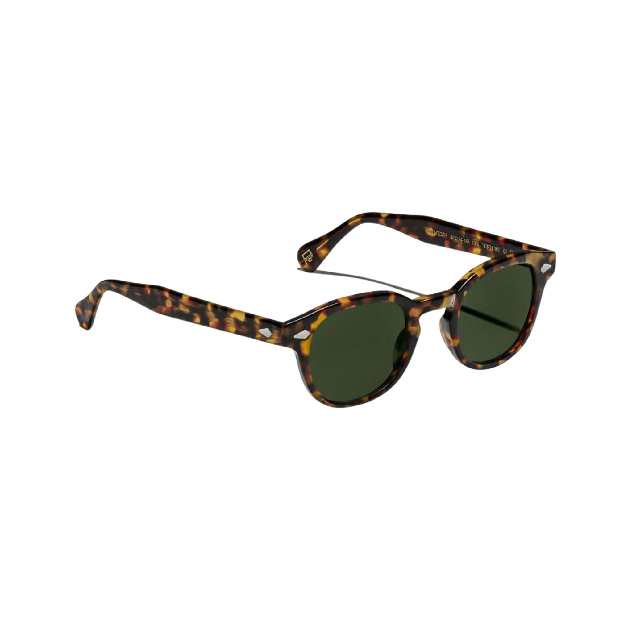 Seitenansicht der Moscot Lemtosh Sun in Tortoise – markanter Acetatrahmen im Retro-Panto-Stil, mit grünen Gläsern, erhältlich bei Optik Bartholomä in München.