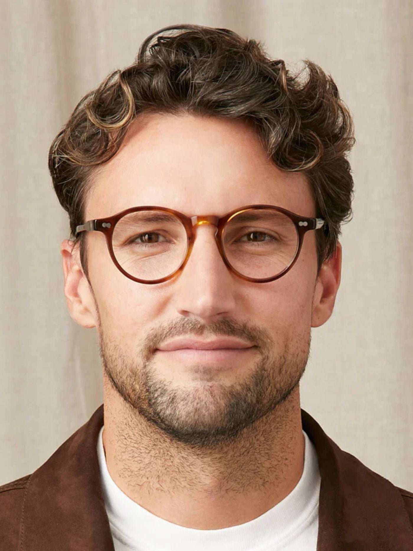 Stilvoller Mann mit runder Designerbrille aus Acetat – moderne Herrenbrille beim Optiker in München, Brillen Schneider & Optik Bartholomä