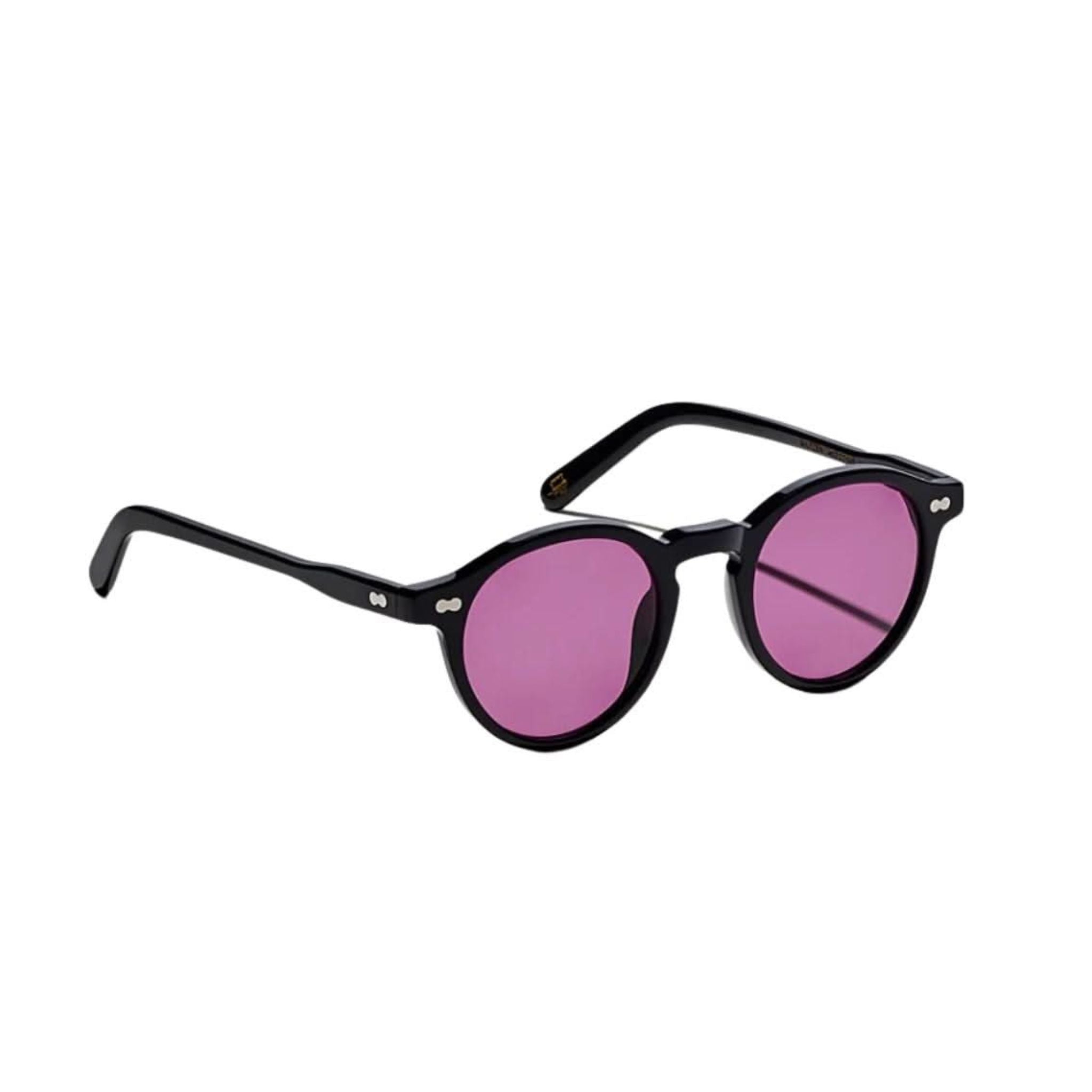 Seitenansicht der Moscot Miltzen Tints Sun Purple Nurple – klassische runde Sonnenbrille mit Schlüssellochsteg bei Optik Bartholomä München