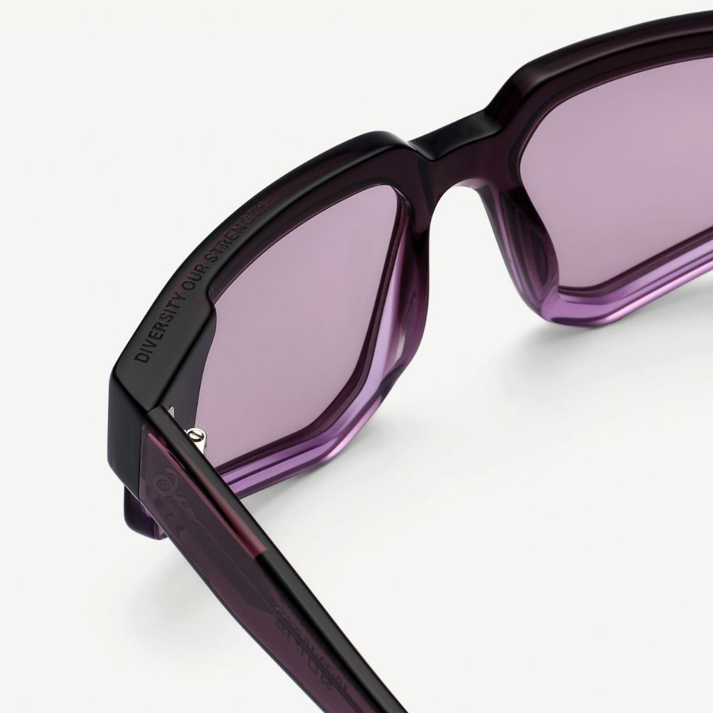Detailansicht der Designer-Sonnenbrille Nirvan Javan Shades of Toronto 10:20:15 jetzt bei Brillen Schneider in München entdecken und besten Service genießen.