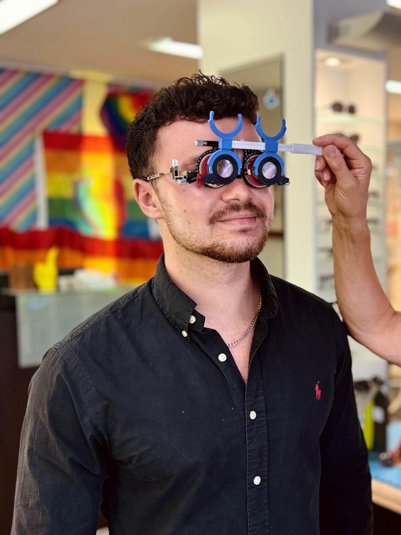 Sehtest beim Optiker in München – Anpassung einer Probierbrille für präzise Sehwerte bei Brillen Schneider & Optik Bartholomä