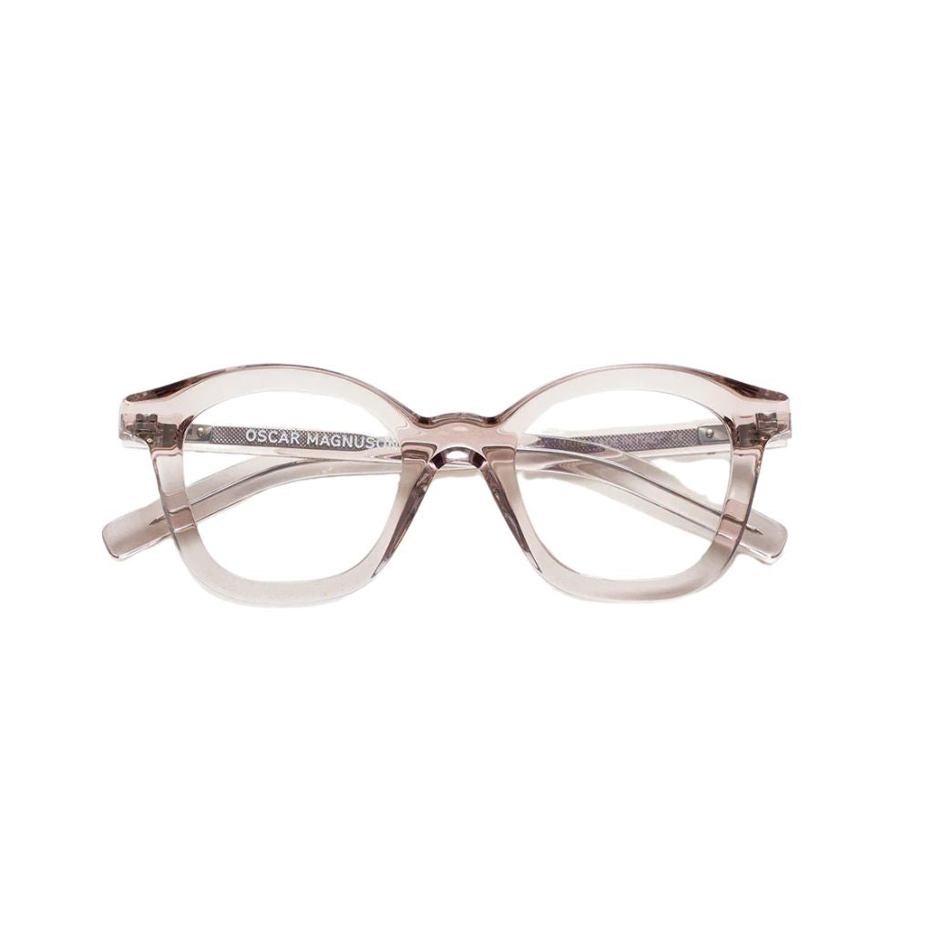 Die Designerbrille Maggie von Oscar Magnuson in Clear Brown – zeitloses Design und nachhaltiger Luxus. Jetzt bei Brillen Schneider in München.