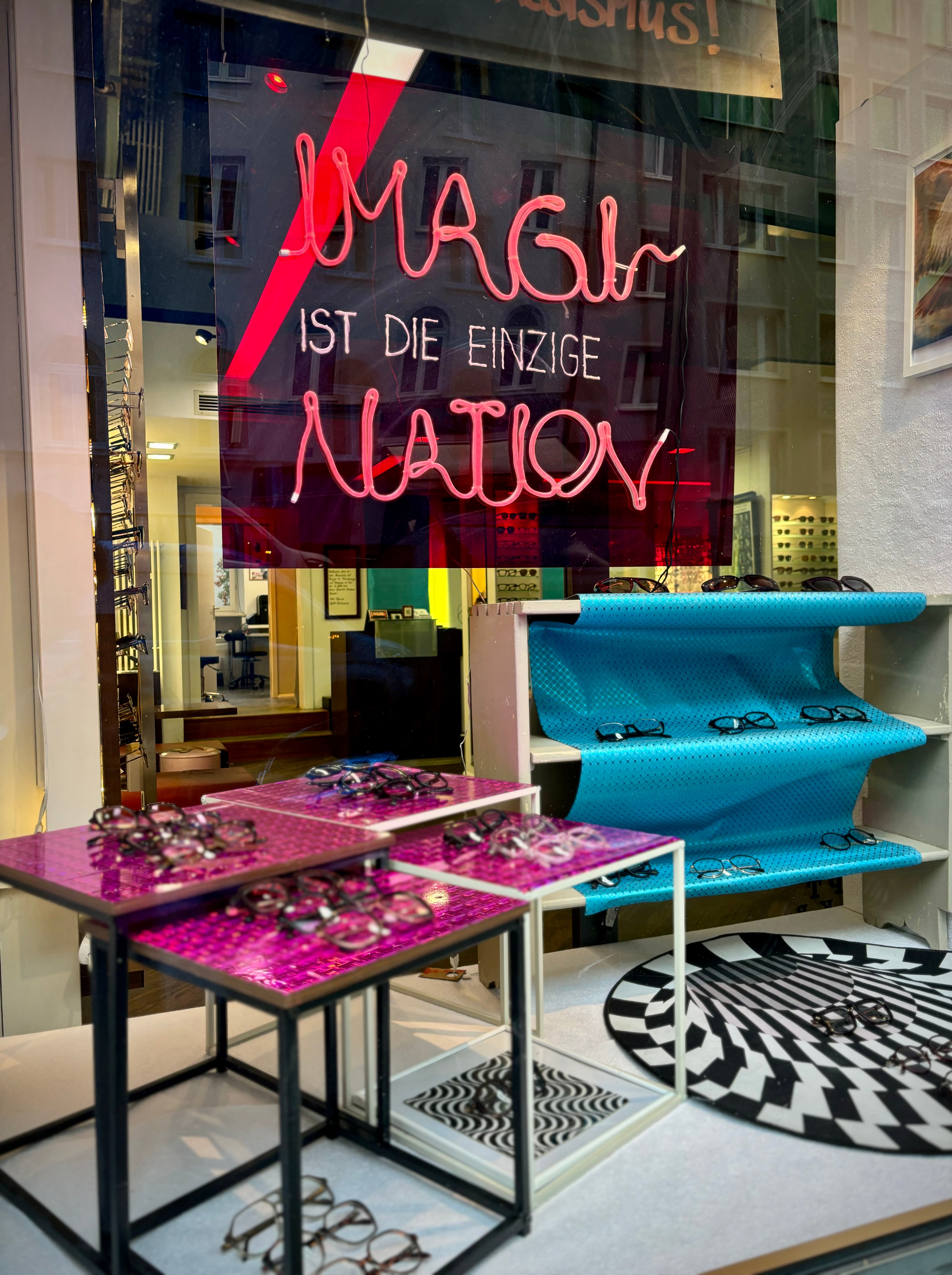 Schaufensterdeko mit Designerbrillen bei Optik Bartholomä in München – exklusive Markenfassungen urban und stilvoll inszeniert