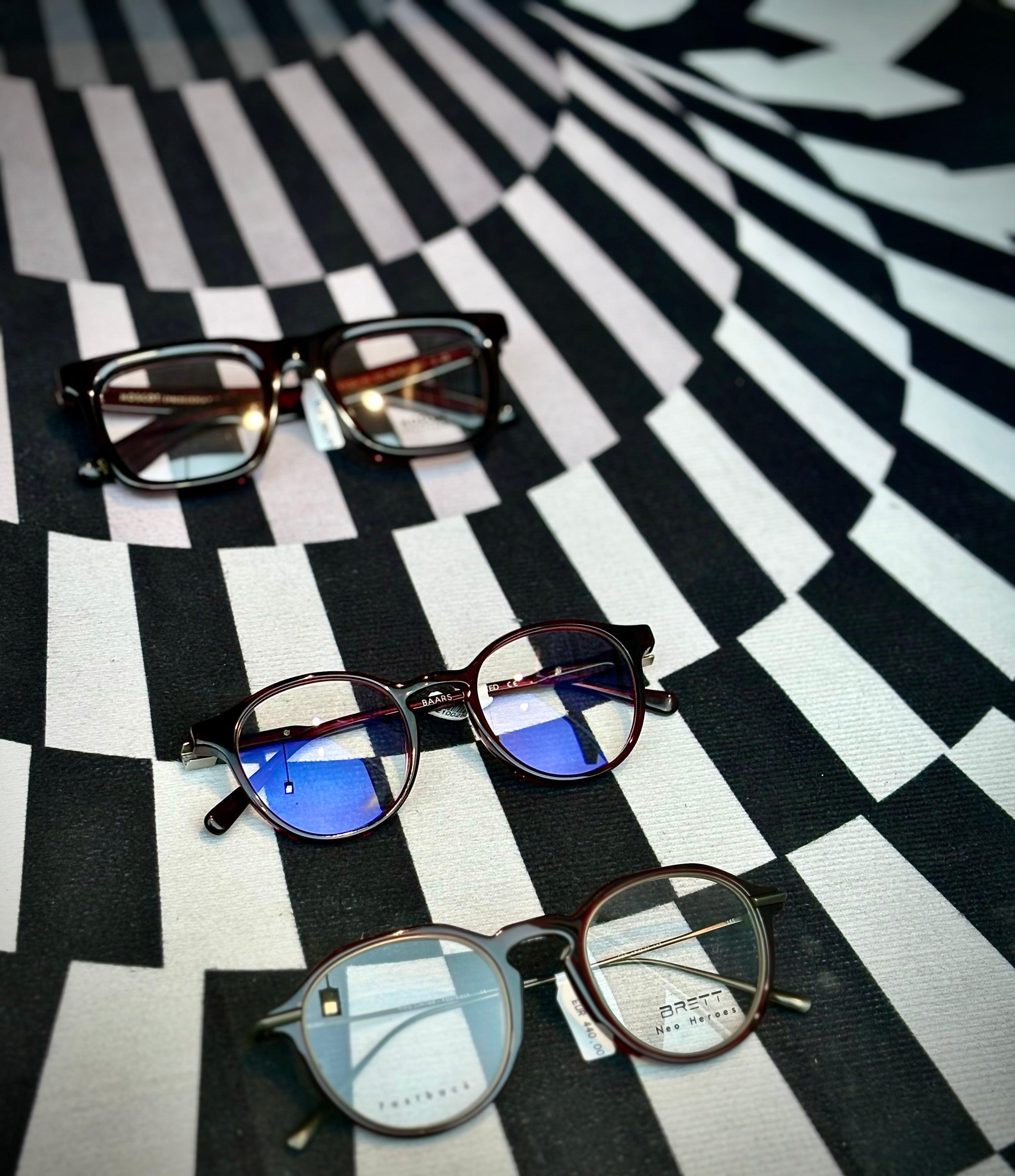 Designerbrillen im Schaufenster bei Optik Bartholomä in München Maxvorstadt – urban, roh und experimentell inszeniert, inspiriert von Contemporary Art und kritischem Design-Diskurs