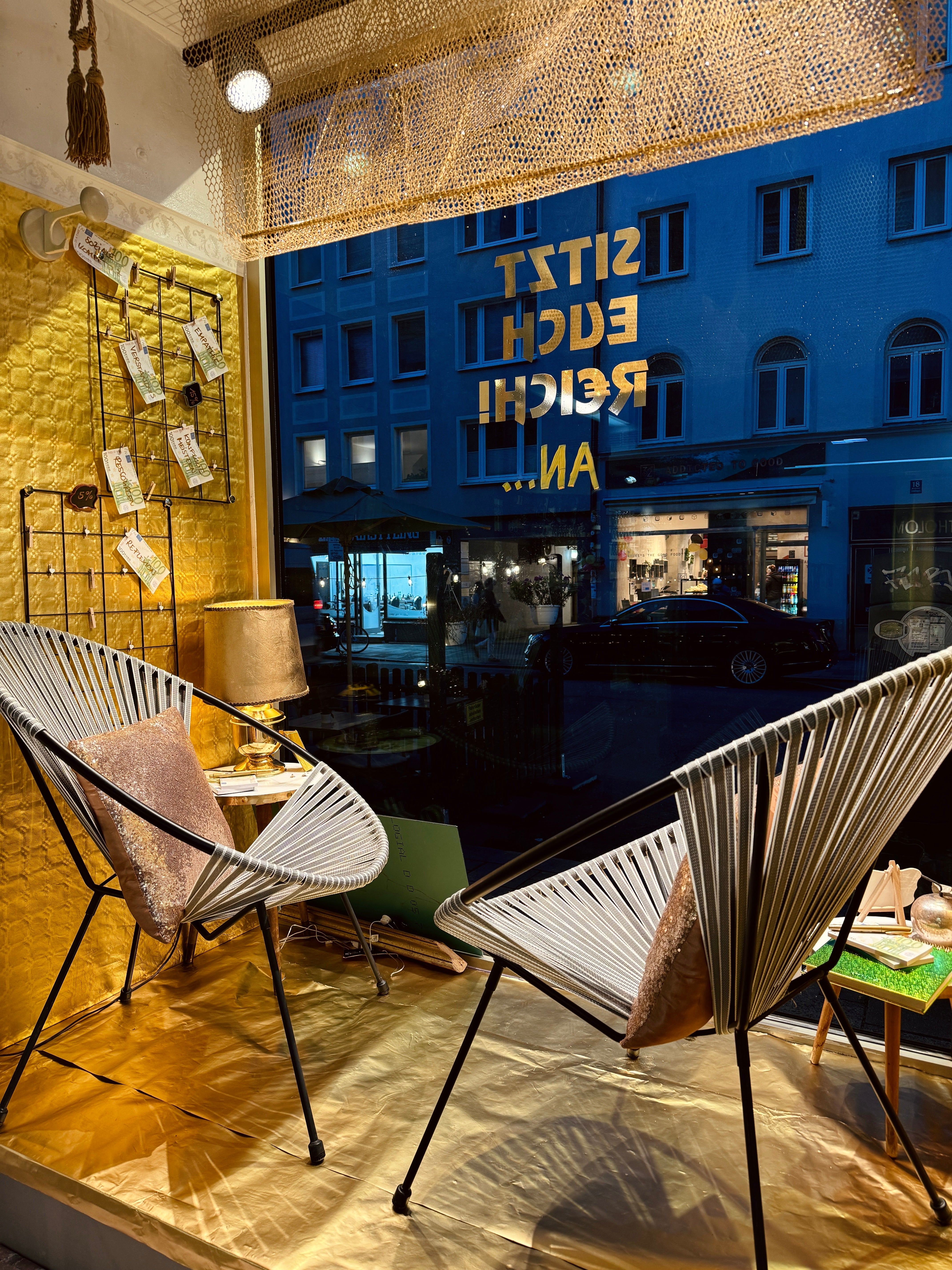 Aktion Sitz dich reich bei Optik Bartholomä in München – urbanes Schaufenster-Event mit Kunst, Design und Designerbrillen