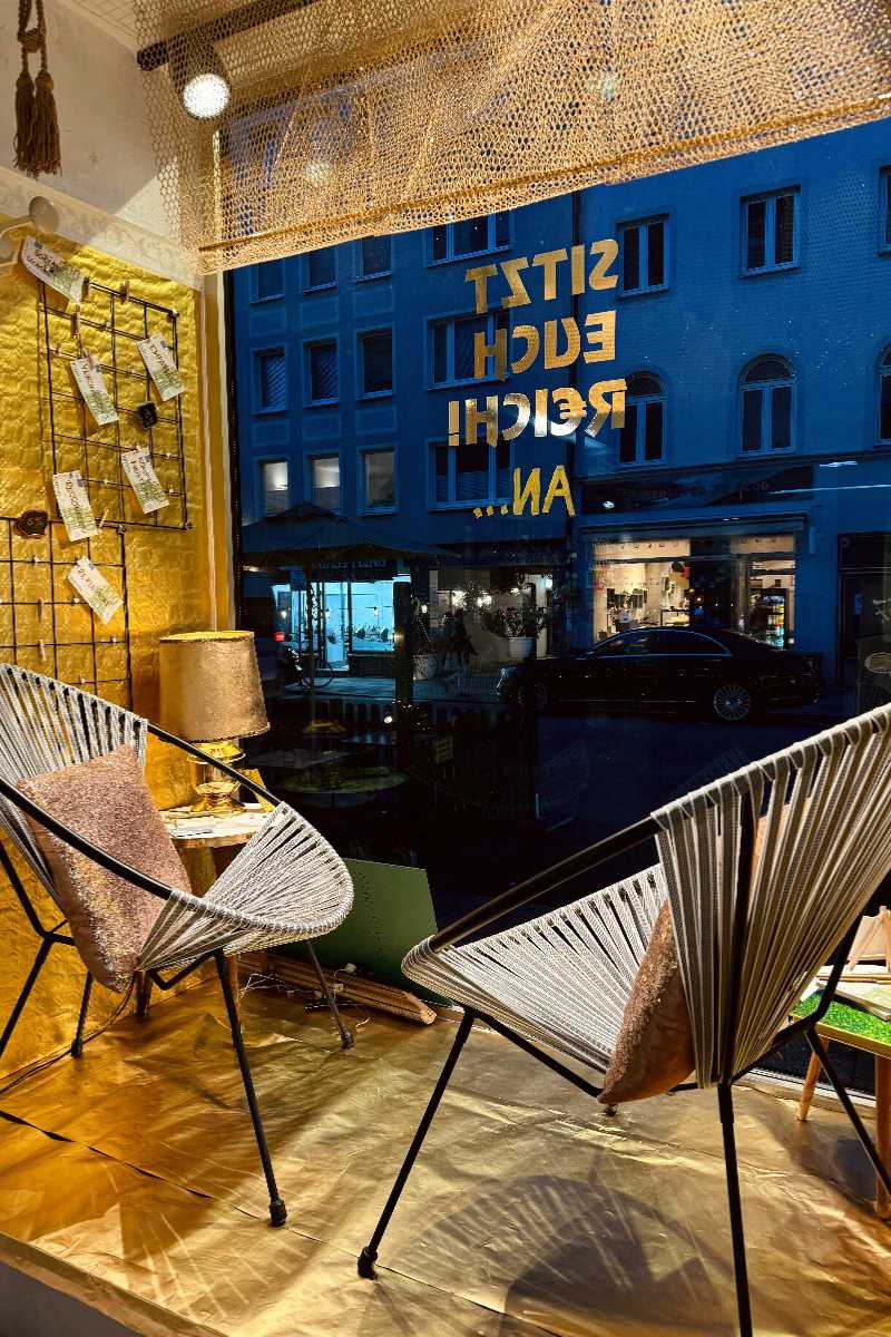 Aktion Sitz dich reich bei Optik Bartholomä in München – urbanes Schaufenster-Event mit Kunst, Design und Designerbrillen