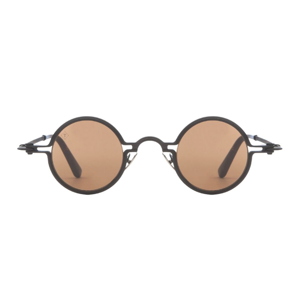 TAVAT Eyewear Atlas 40 Black Chrome Frontansicht – runde Sonnenbrille aus schwarzem Chrom mit braunen Gläsern -exklusiv in München