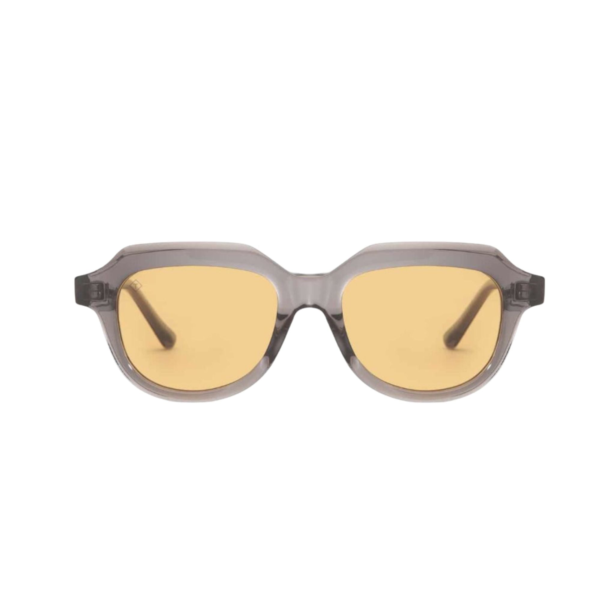 TAVAT Eyewear Orion S Slate Grey Frontansicht – kantige Designer-Sonnenbrille in transparentem Grau mit warm getönten Gläsern Brillen Schneider Optiker München