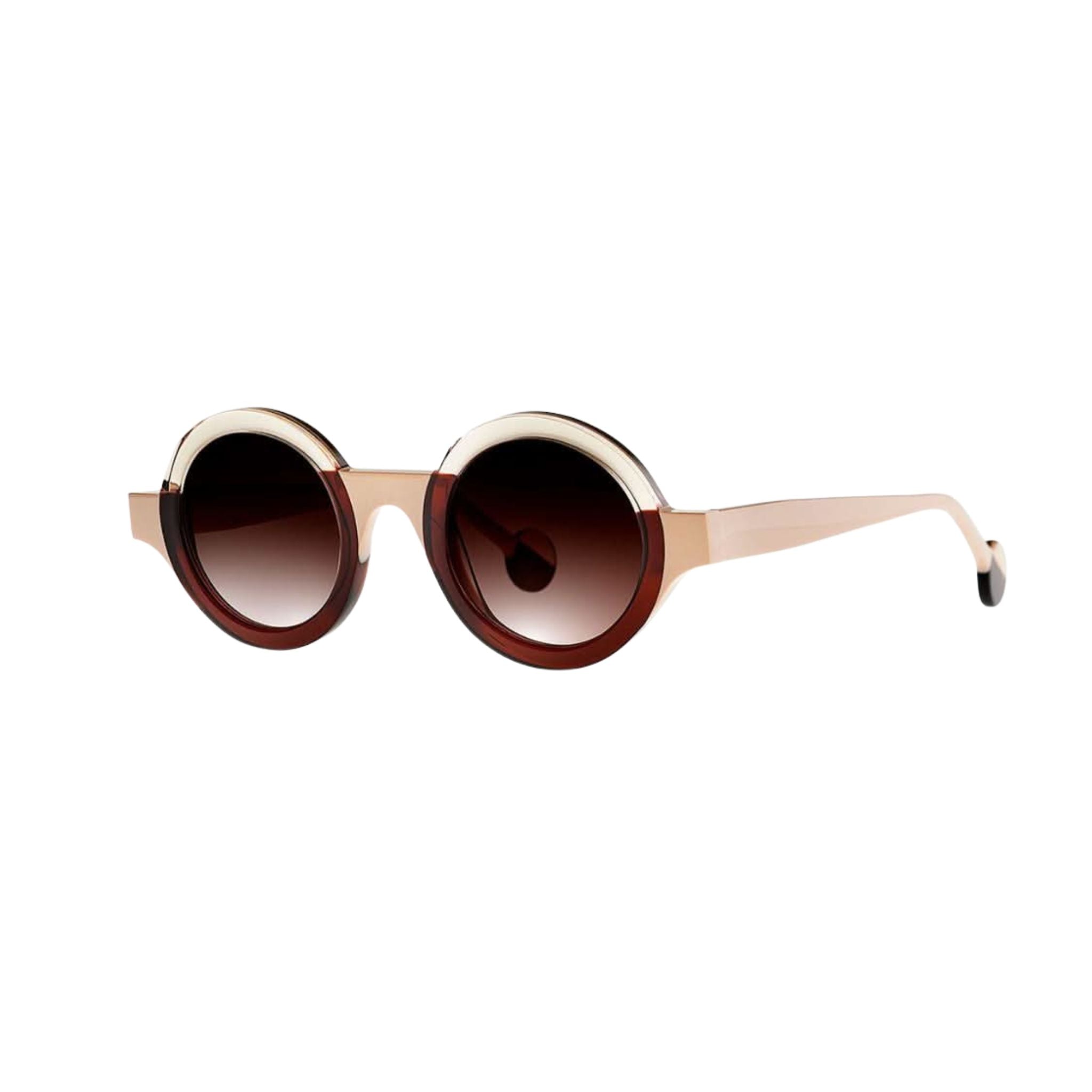 Die Sonnenbrille KUBISME 11 in braun-weiß gehalten mit stilvollem Design von THEO EYEWEAR, abgebildet vor einem neutralen Hintergrund – erhältlich bei BRILLEN SCHNEIDER in München.