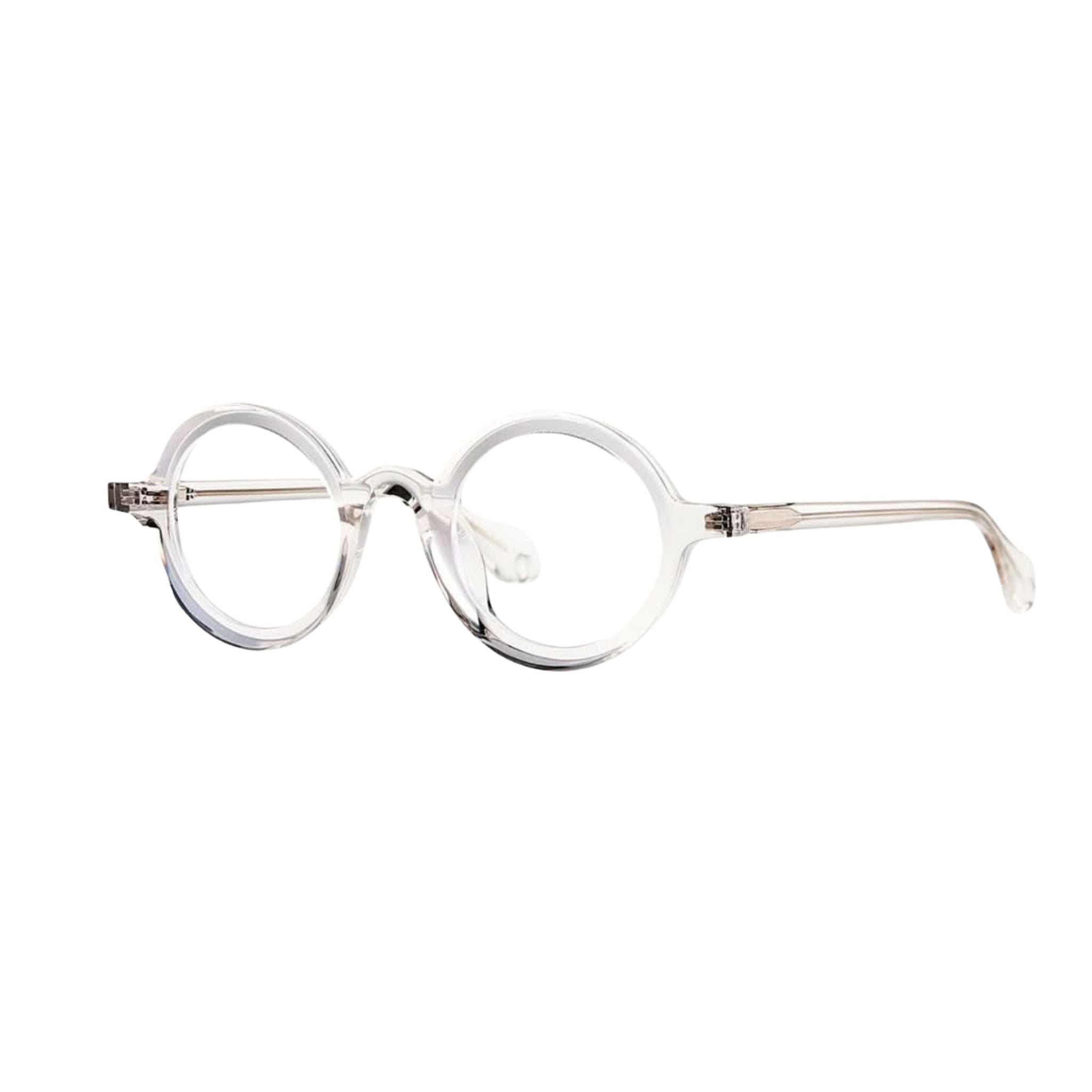 Theo Eyewear Mille+88 Brille in transparentem Design, ein stilvolles Accessoire für klare Sicht. Entdecken Sie dieses Modell bei Brillen Schneider in München.