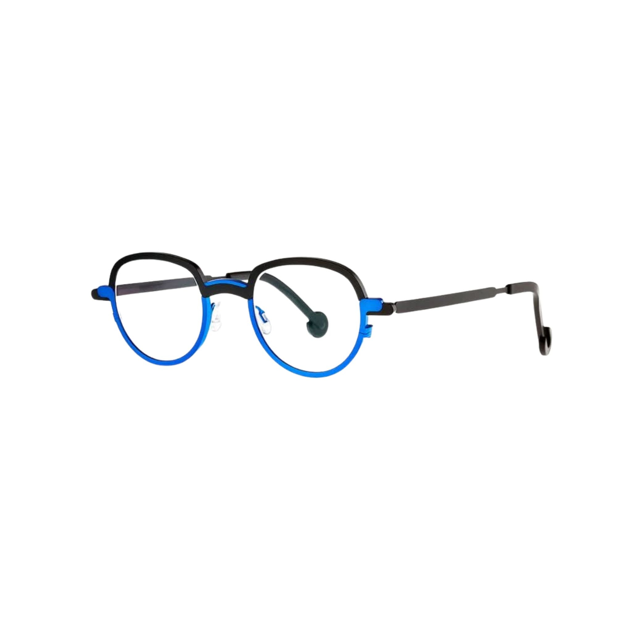 Die Desingerbrille MONG KOK 365  mit schwarzem  Titan-Rahmen und bi-color Akzent in Blau von THEO EYEWEAR, abgebildet vor einem neutralen Hintergrund – erhältlich bei BRILLEN SCHNEIDER in München
