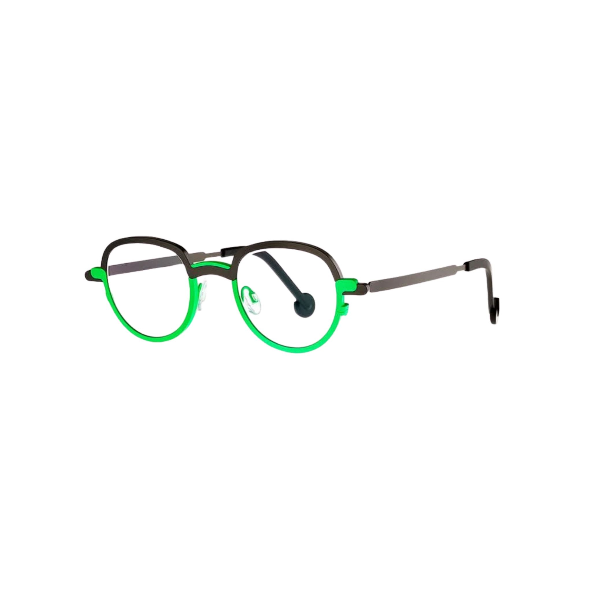 Die Designerbrille MONG KOK 373  mit schwarzem Rahmen und bi-color Akzent in Grün von THEO EYEWEAR, abgebildet vor einem neutralen Hintergrund – erhältlich bei BRILLEN SCHNEIDER in München.“
