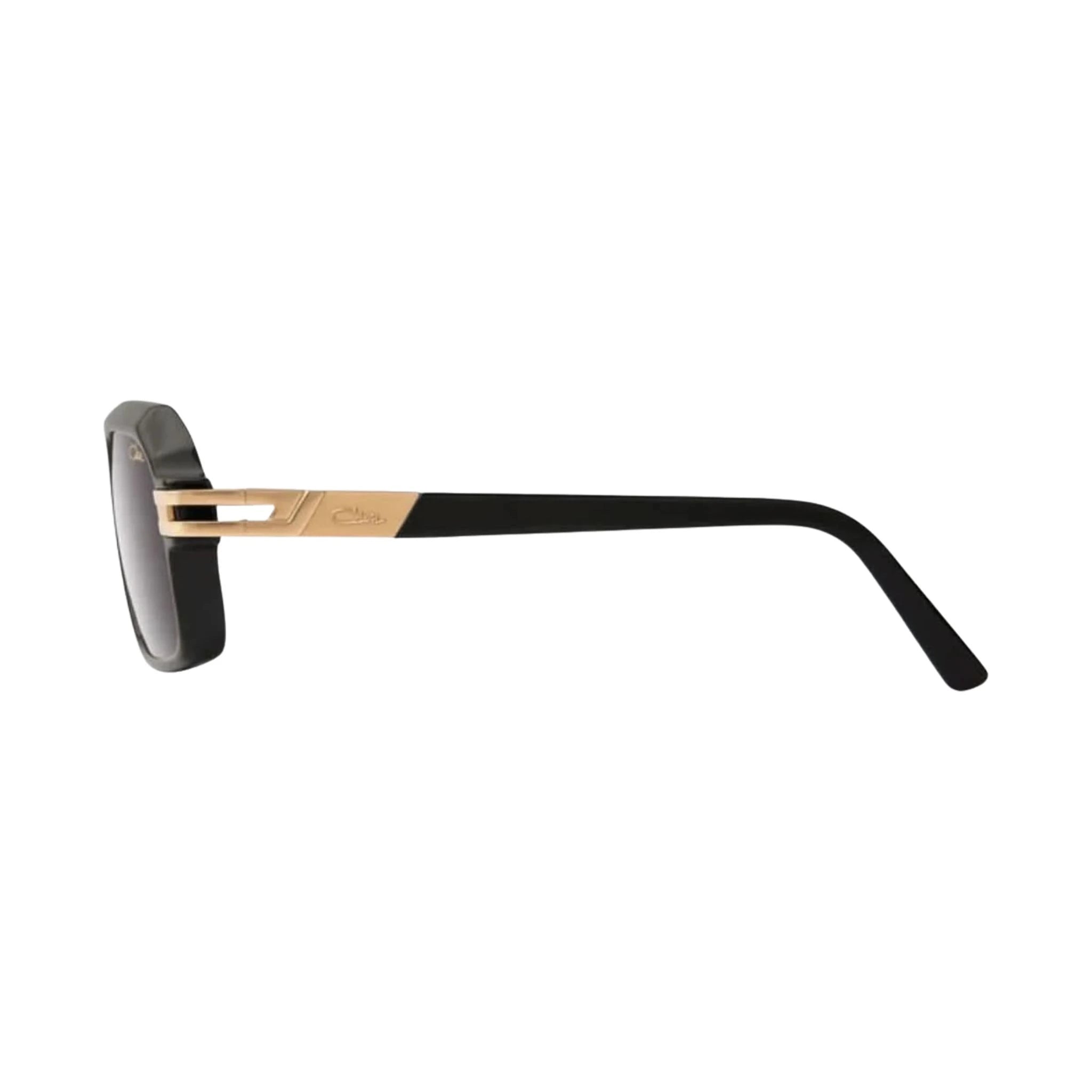 Cazal Eyewear Sonnenbrille Modell 6004/3 auf einem eleganten Hintergrund präsentiert. Diese lmarkante Sonnebrille ist bei Brillen Schneider, Ihrem Optik- und Augenoptiker in München, zu finden